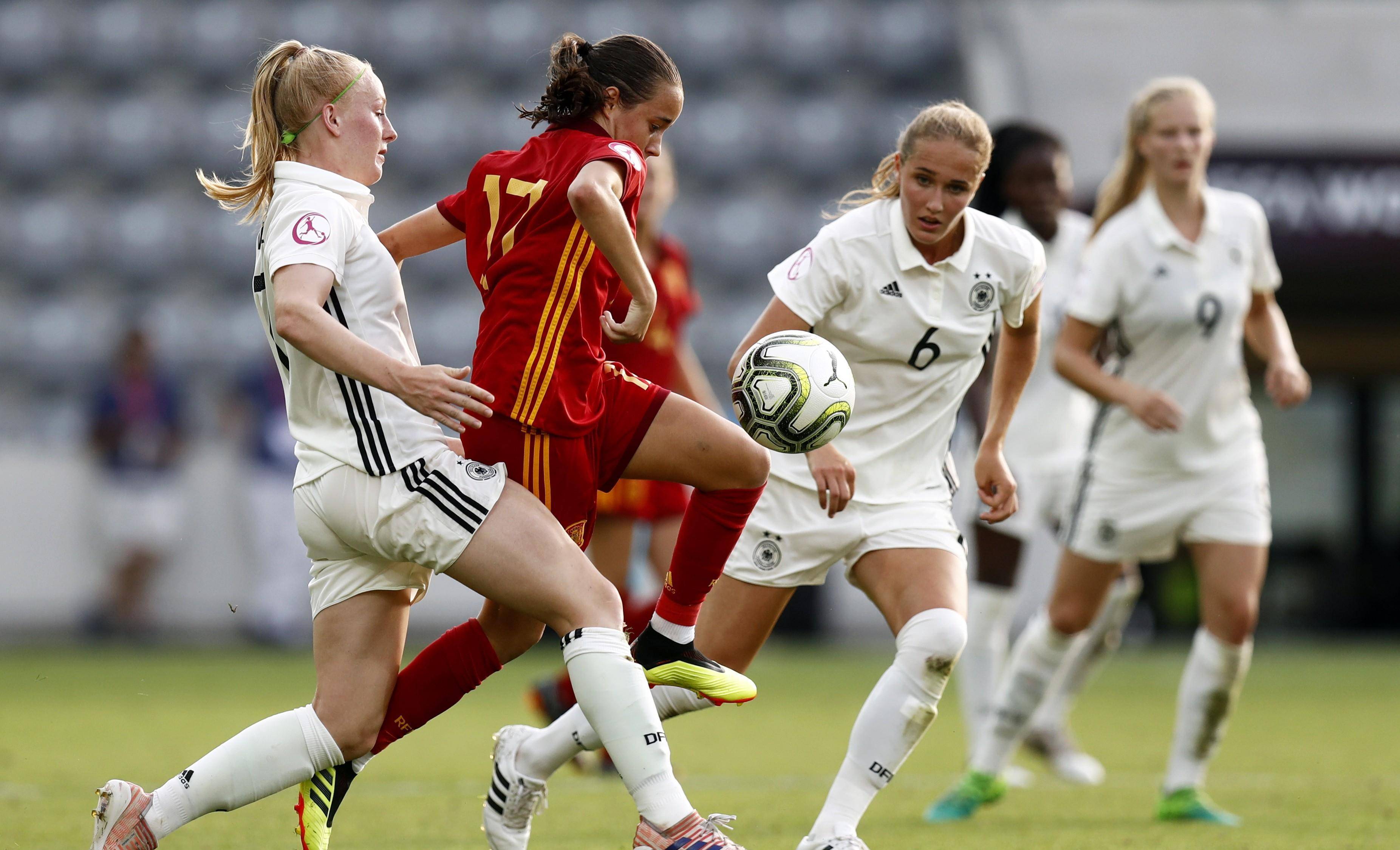 九游体育中国官网-顶尖女足球员在比赛中展现出色实力