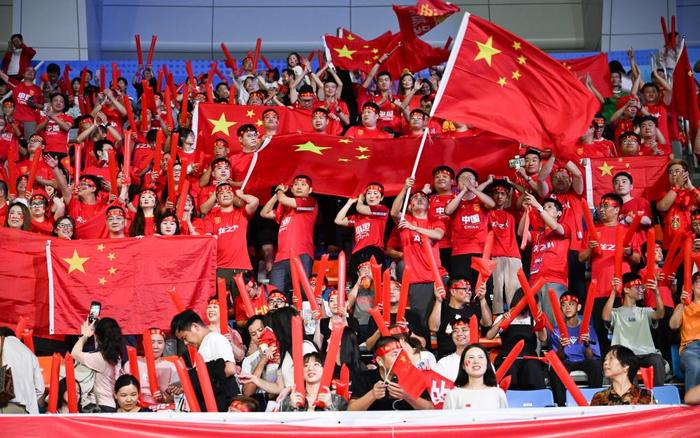 足球比赛的现场氛围如何打动着观众?的简单介绍 足球比赛的现场氛围如何打动着观众?的简单介绍