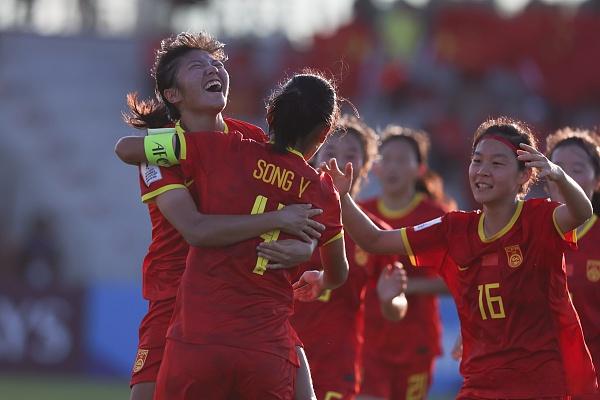 中国女足队员在赛场上勇敢拼搏，收获赞誉