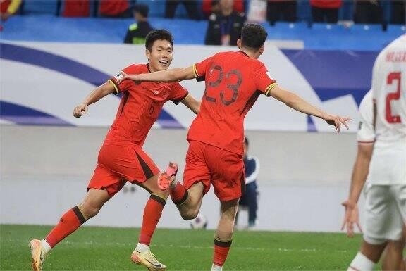 足球场上热血激战,球队逐渐展现实力的简单介绍 足球场上热血激战,球队逐渐展现实力的简单介绍