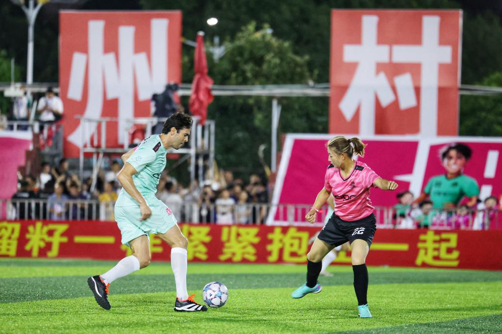 关于体育界女子足球赛事掀起轰动的信息