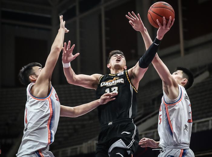 关于上海战胜山东，夺得关键一战的信息