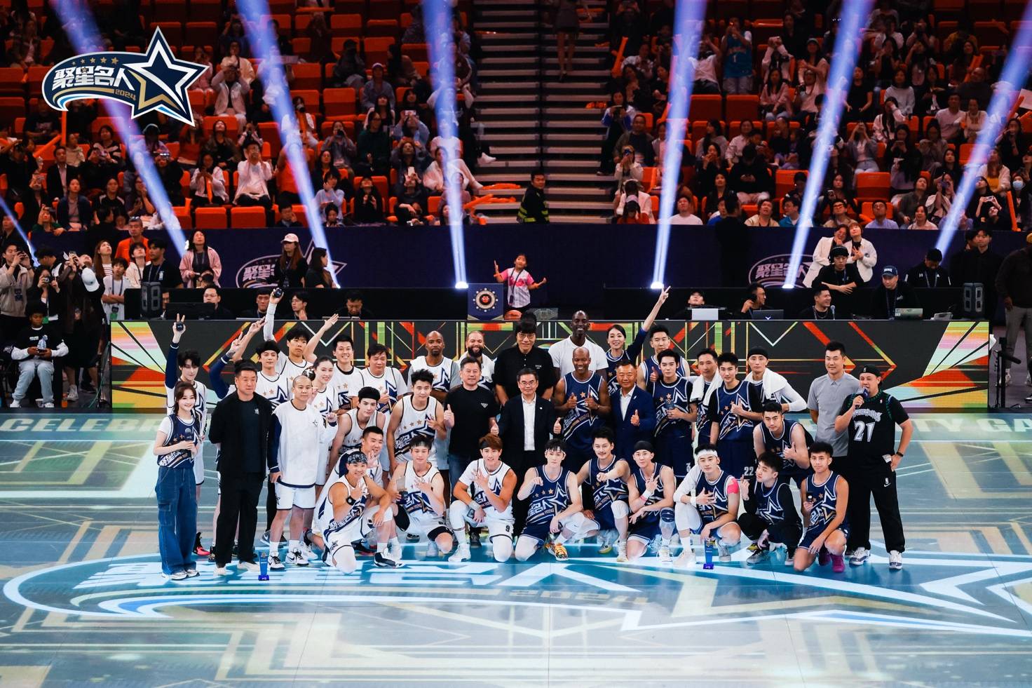 篮球比赛中球员间的激烈对抗引发了观众的热情 篮球比赛中球员间的激烈对抗引发了观众的热情