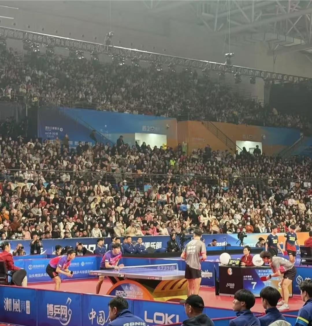 观众热情高涨，球场气氛喜人动人