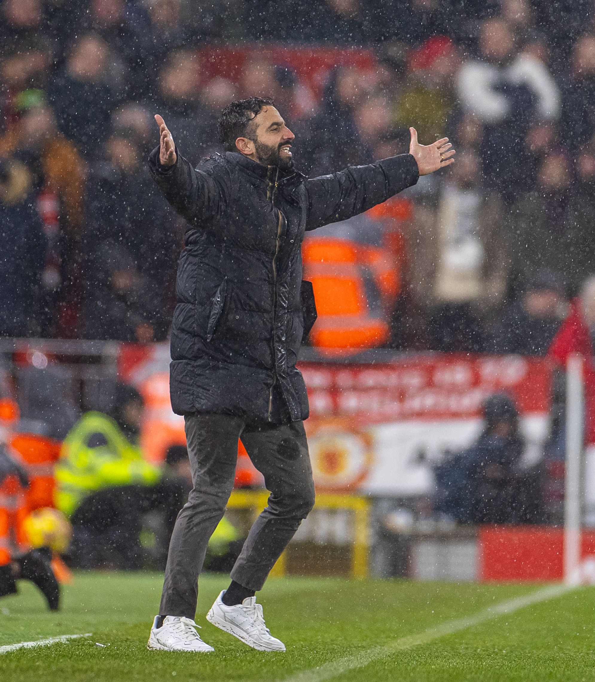 利物浦险胜曼联,赢得关键三分 利物浦险胜曼联,赢得关键三分