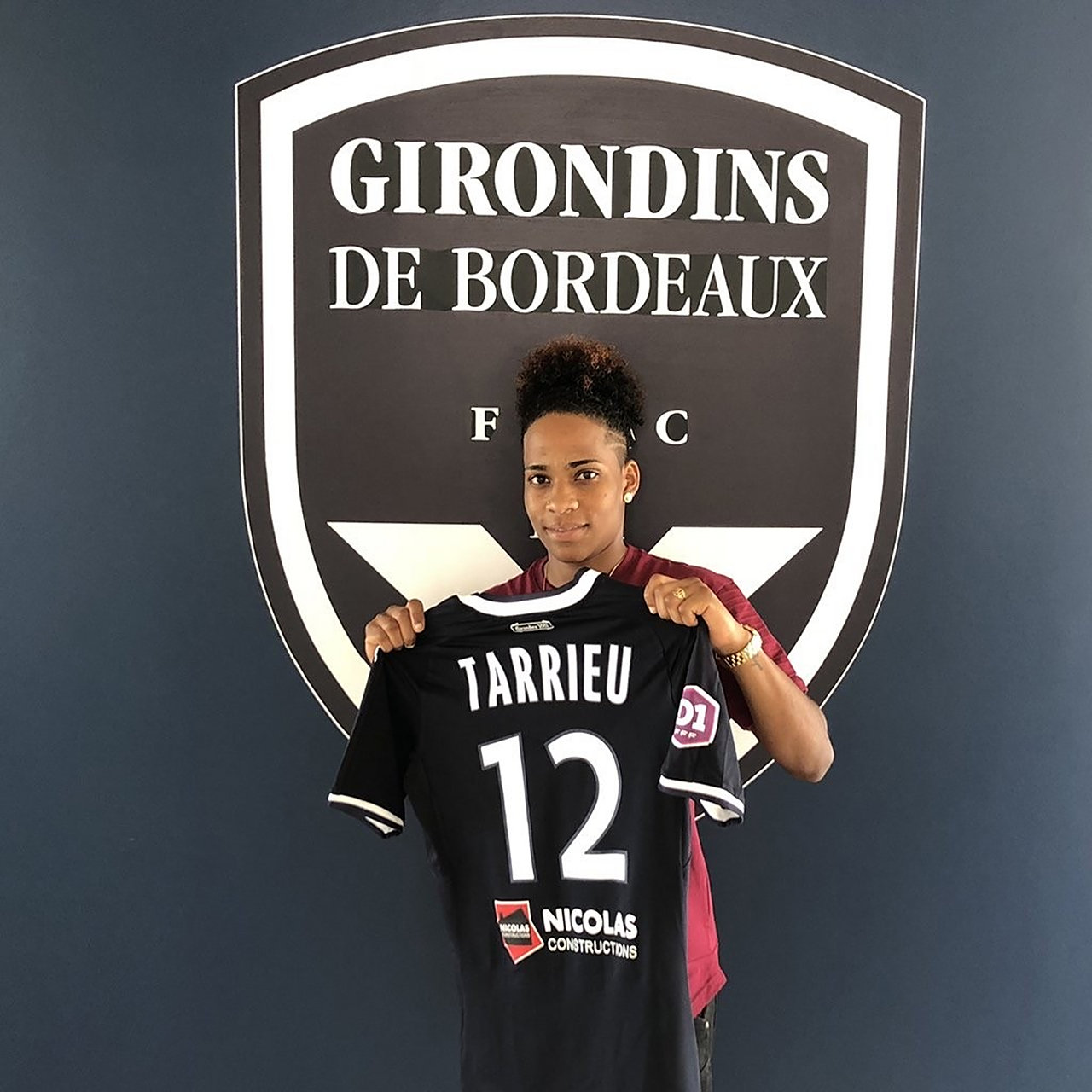 包含波尔多前锋连续进球，球队角逐联赛首位的词条