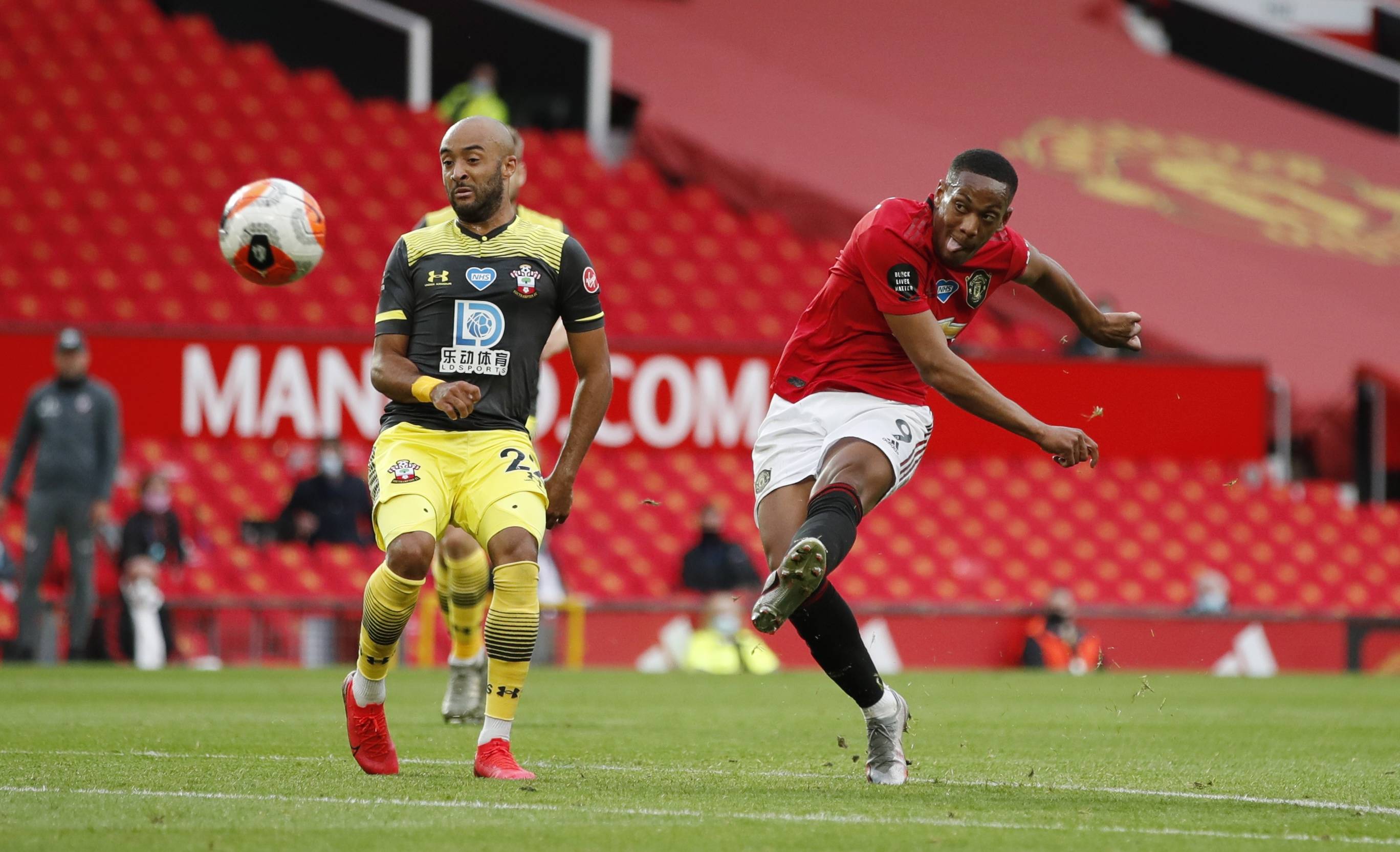 包含马夏尔制造威胁，帮助球队夺得三分的词条