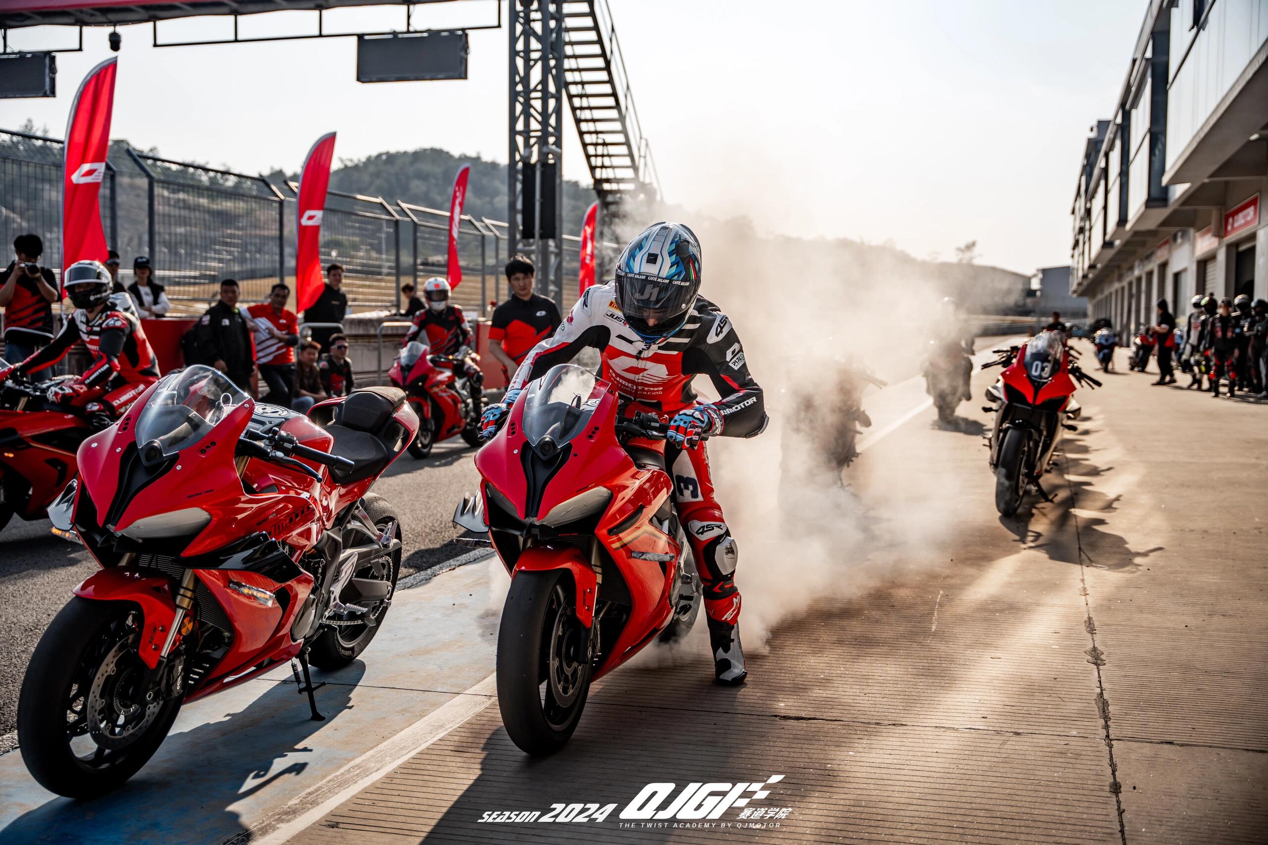 包含精彩瞬间高能迸发,比赛急速变幻的词条 包含精彩瞬间高能迸发,比赛急速变幻的词条