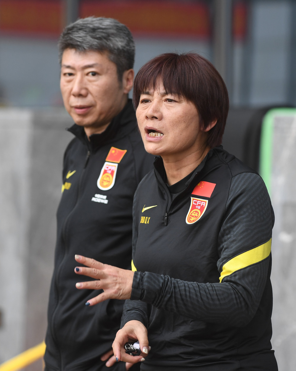 包含中国女足备战足球练习赛，追求完美的词条