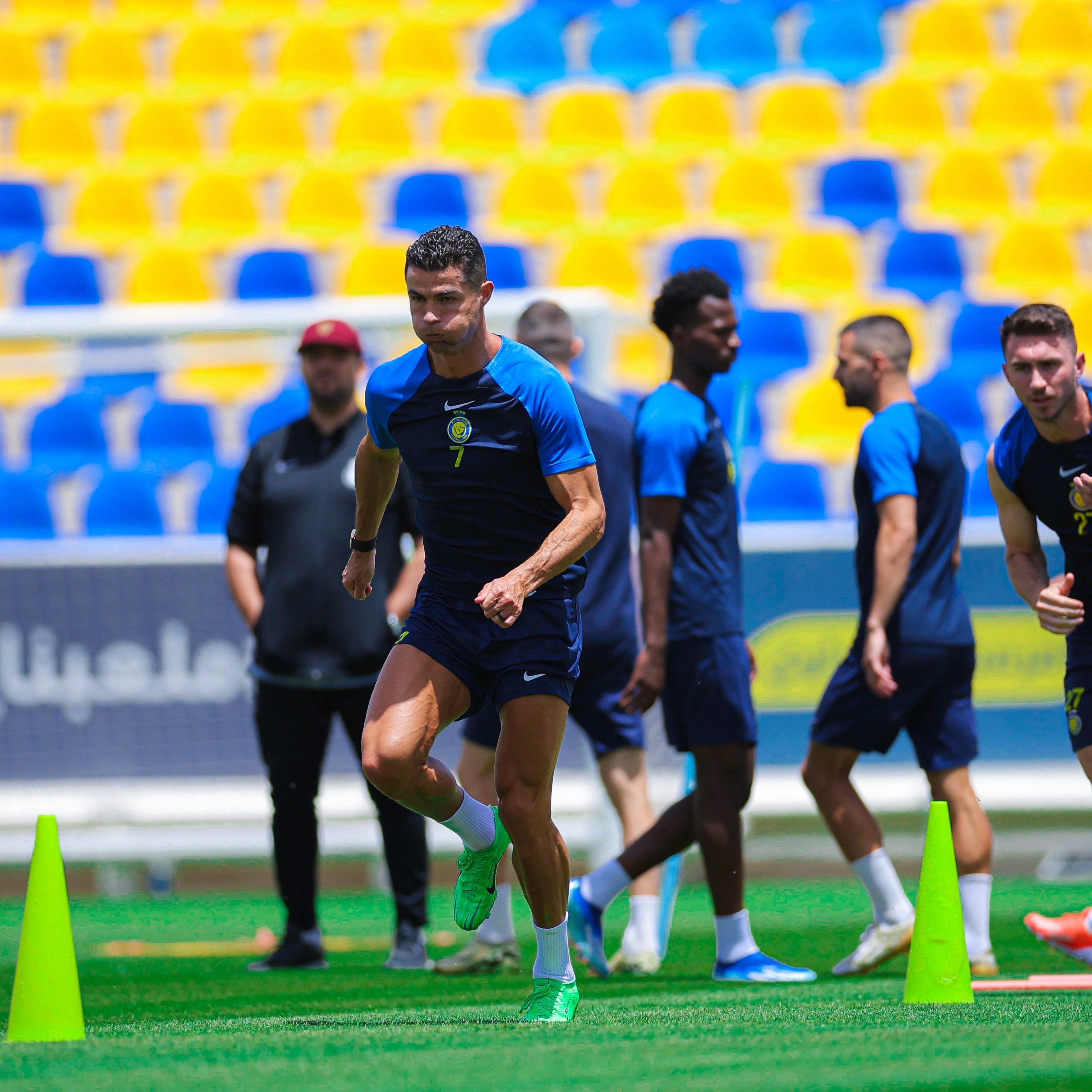 九游体育中国官网-精湛的球技展现出神勇，令人赞叹