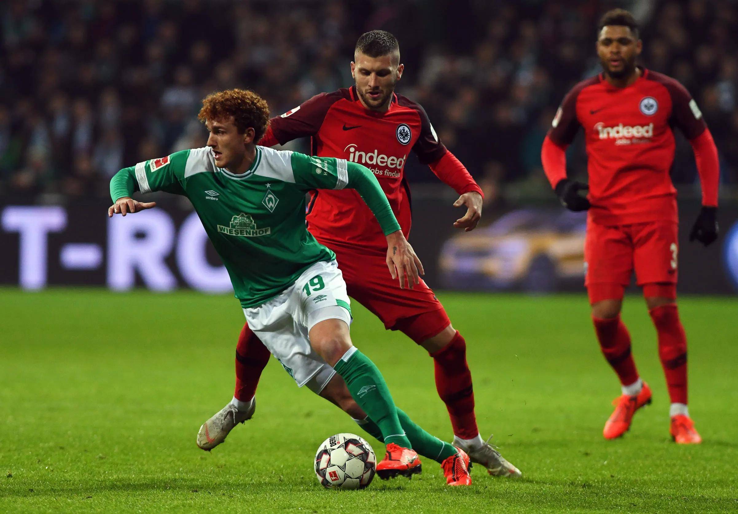 阿贾克斯队以出色表现击败巴塞罗那