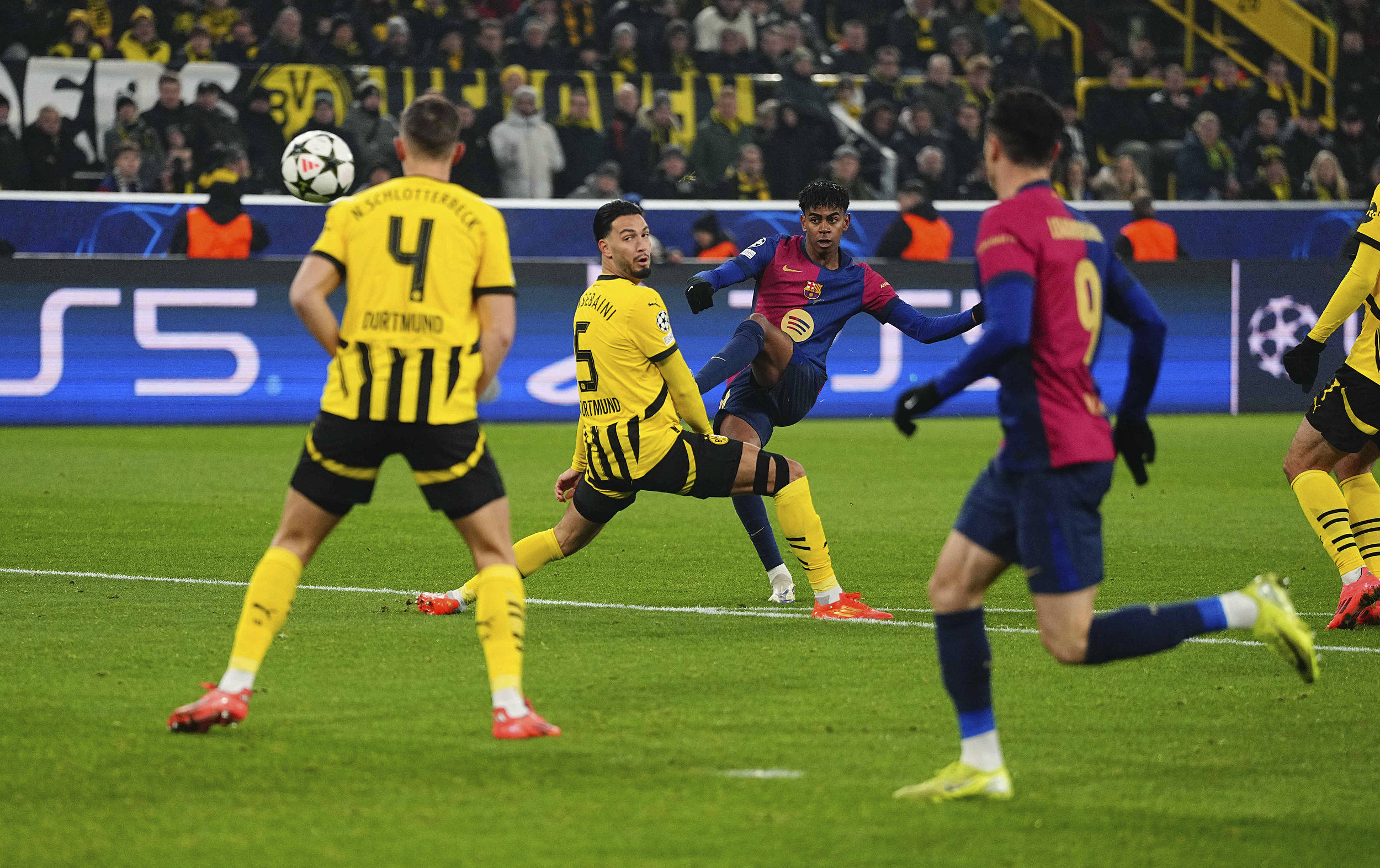 包含里昂成功绝杀梅斯,豪取联赛四连胜争冠热度连连上扬的词条 包含里昂成功绝杀梅斯,豪取联赛四连胜争冠热度连连上扬的词条