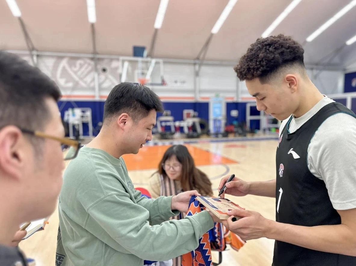 关于上海男篮战绩不佳，球迷疑虑主教练能否执教的信息