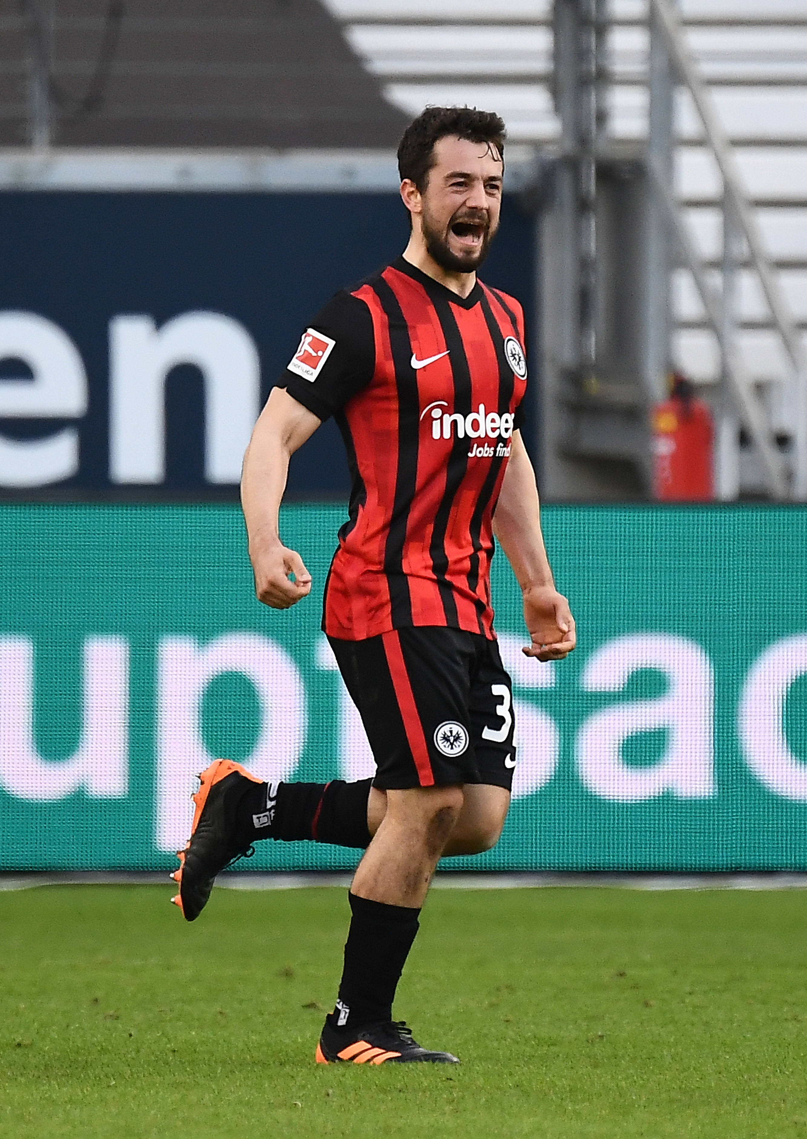 关于法兰克福主教练提出新训练方案，球员积极响应的信息