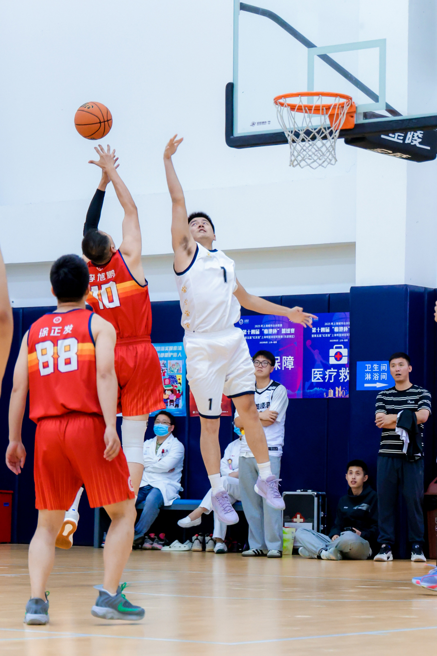 篮球赛场上上演精彩纷呈的对决