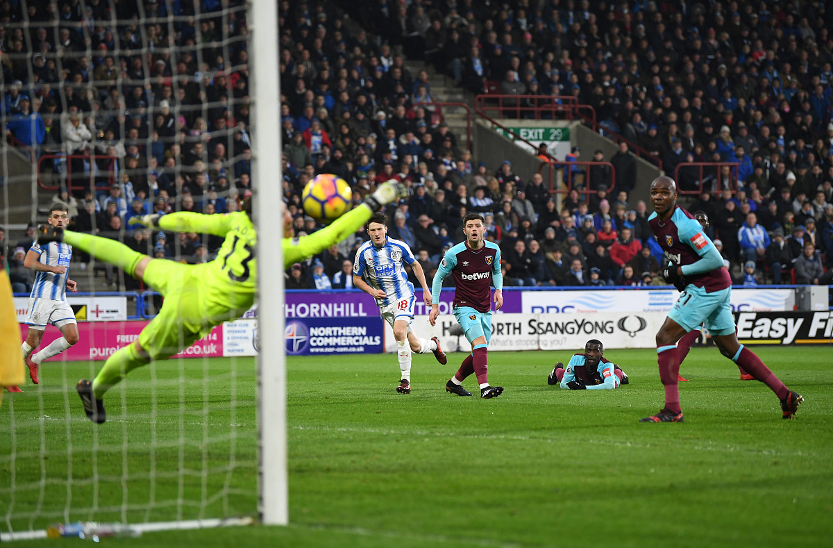 竞技风暴席卷足球场，胜利之歌响起